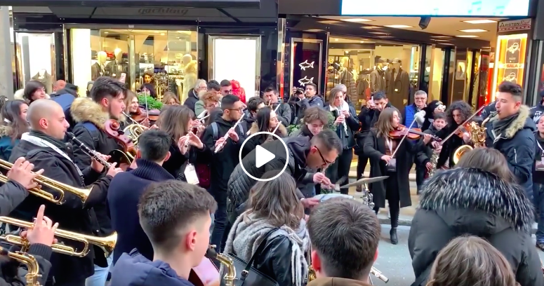Il flashmob degli studenti di Sapri davanti all’Ariston di Sanremo conquista tutti