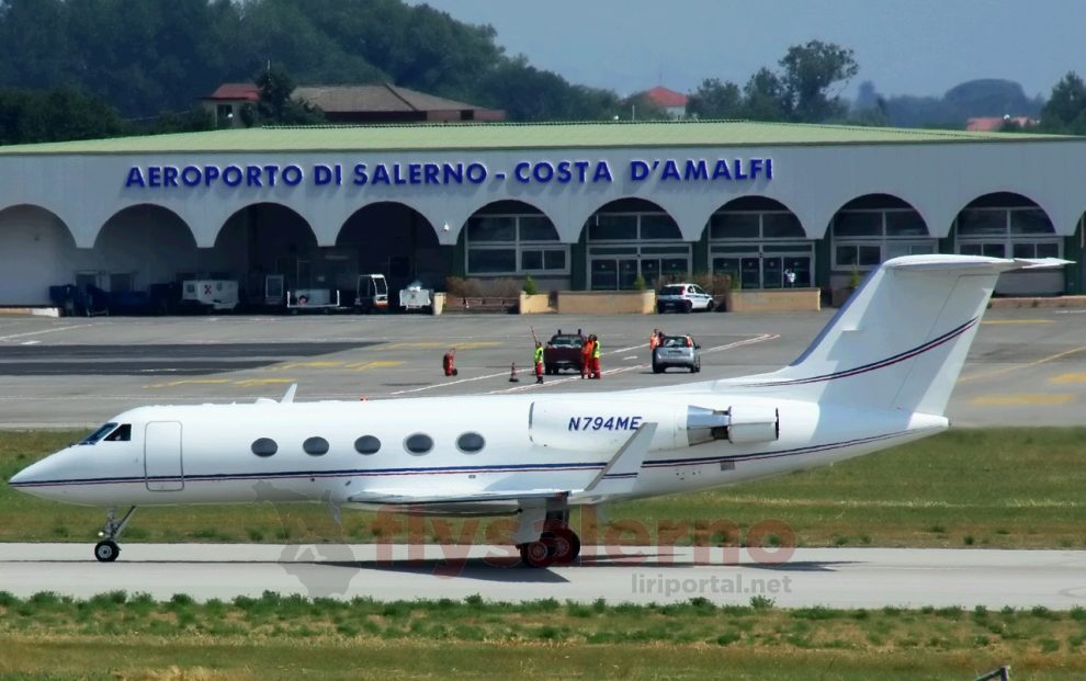 Aeroporto, fusione fatta con Gesac: oltre 4mila voli trasferiti da Napoli al Costa d’Amalfi