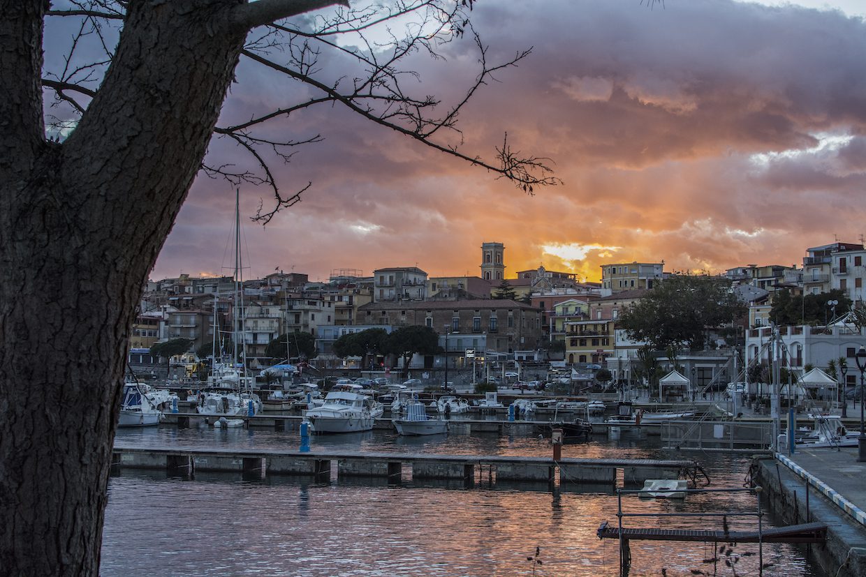 Viola e arancio, il tramonto dal porto di Camerota è un incanto