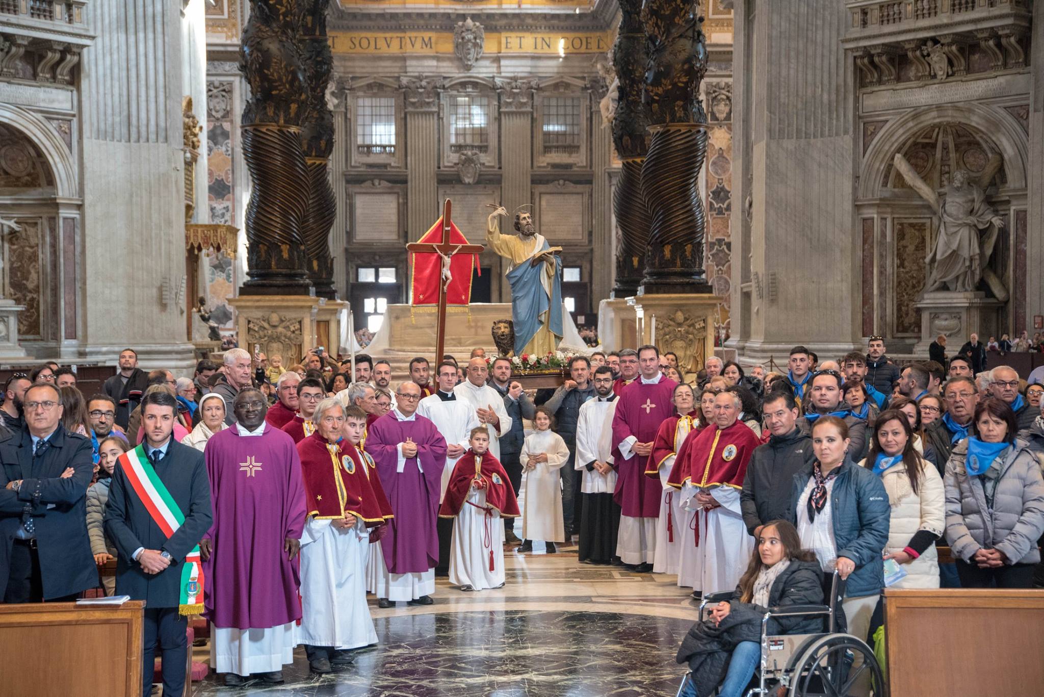 Castellabate accompagna la statua di San Marco in Vaticano