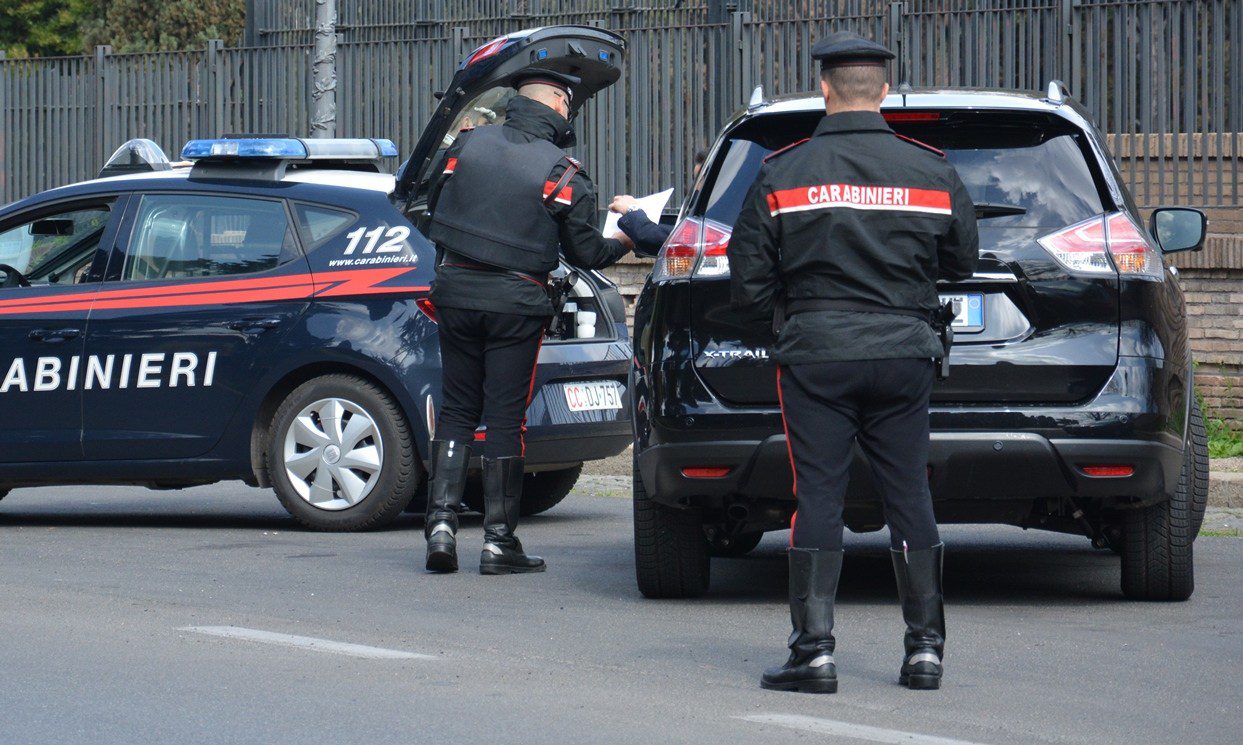 Picchia moglie e suocero, poi distrugge casa. Fermato dai carabinieri