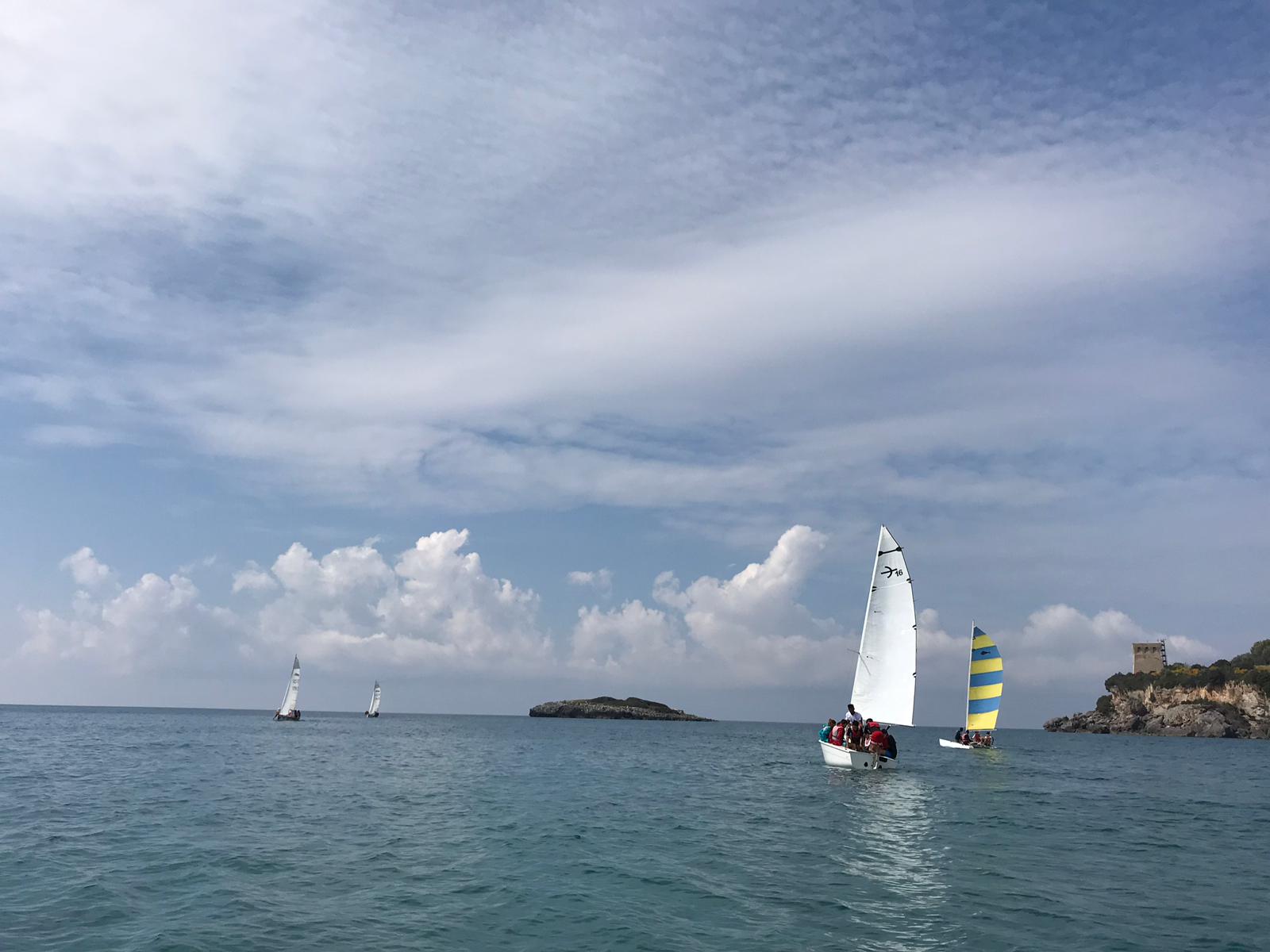 I piccoli velisti campani si sfidano nella ‘Mito Race’ a Marina di Camerota