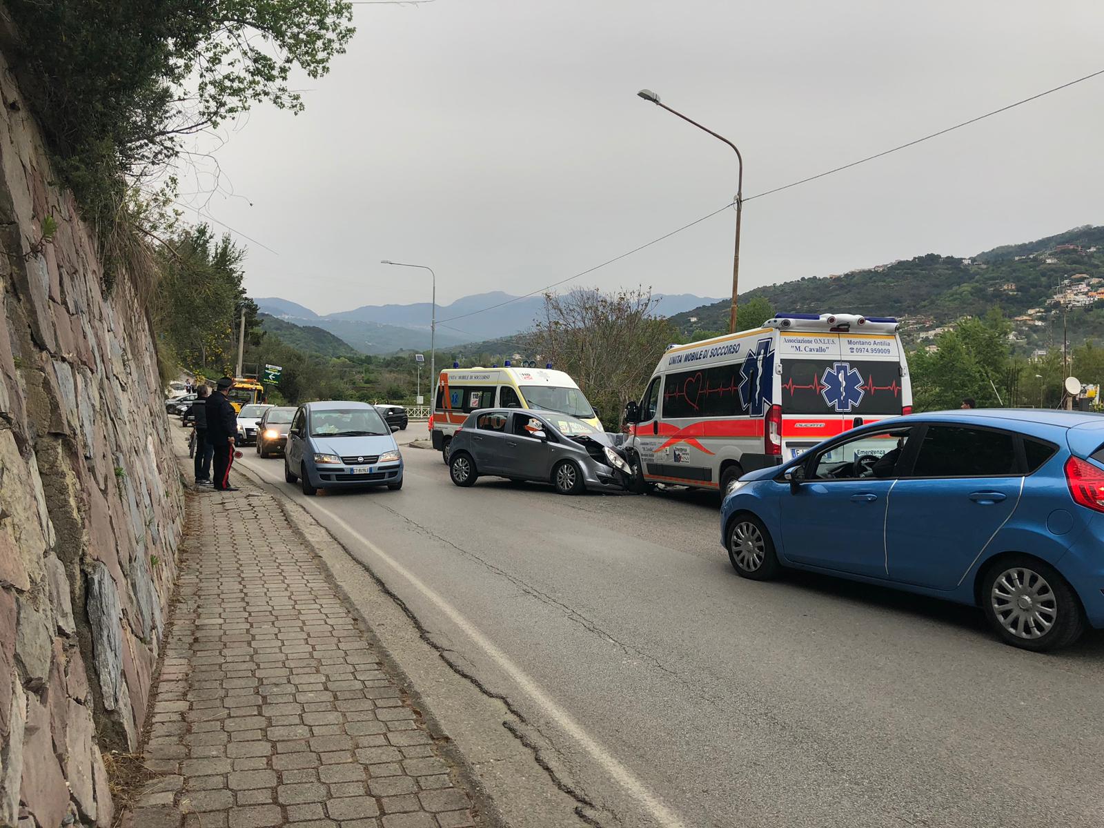 Palinuro, auto sbanda e si schianta contro ambulanza: ci sono feriti