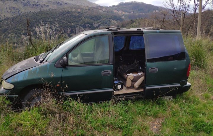 Da Sapri a Padula e Buccino, auto in totale abbandono nei boschi