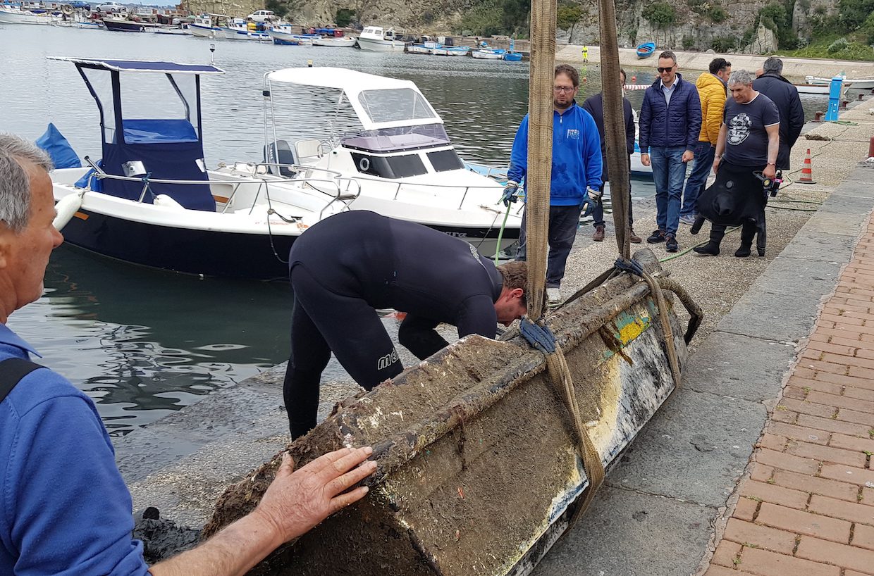 Ripuliti dai rifiuti i fondali del porto di Agropoli