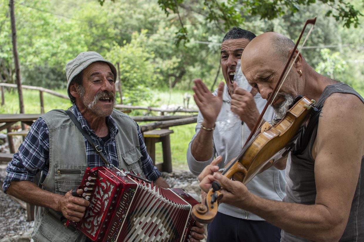 Cilento, le storie narrate dalle scarpe del Lupo e quel violino di Bristol