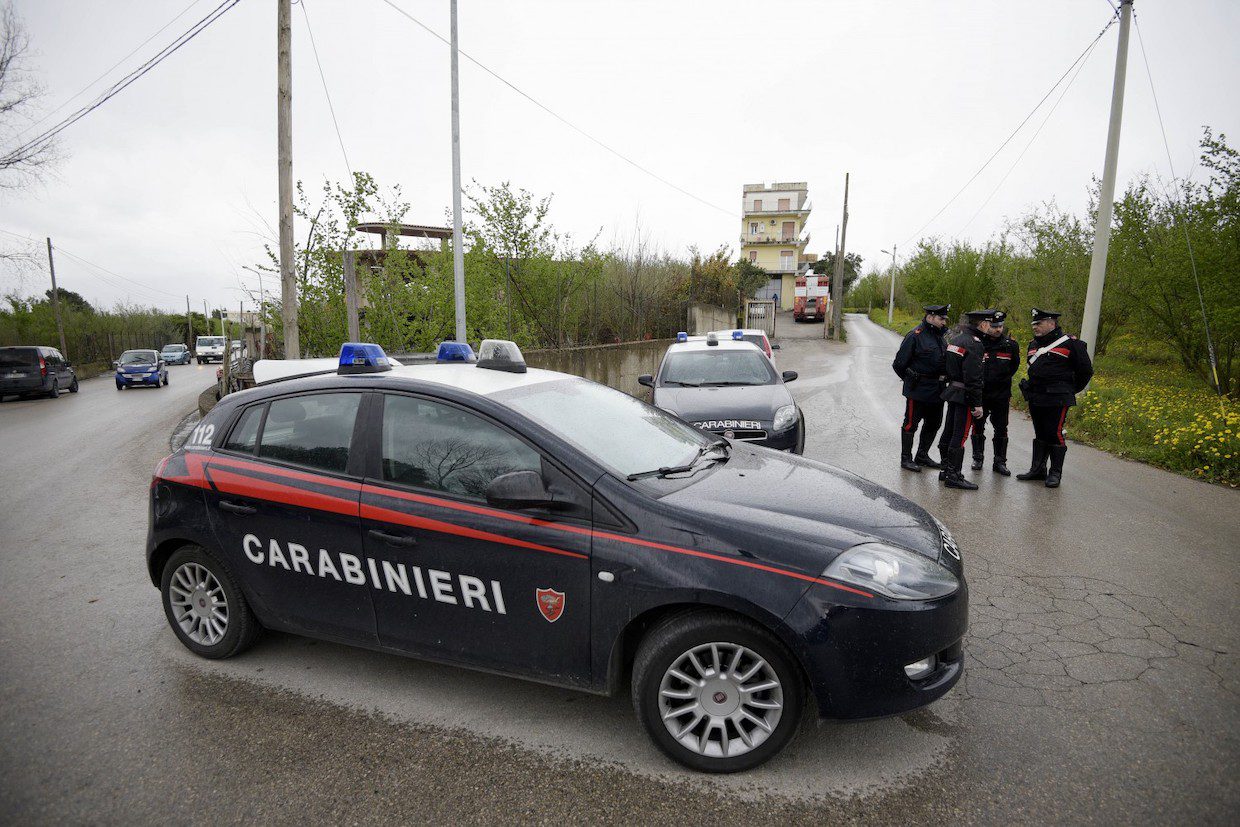 Sradicano bancomat e lo caricano in auto: s’indaga