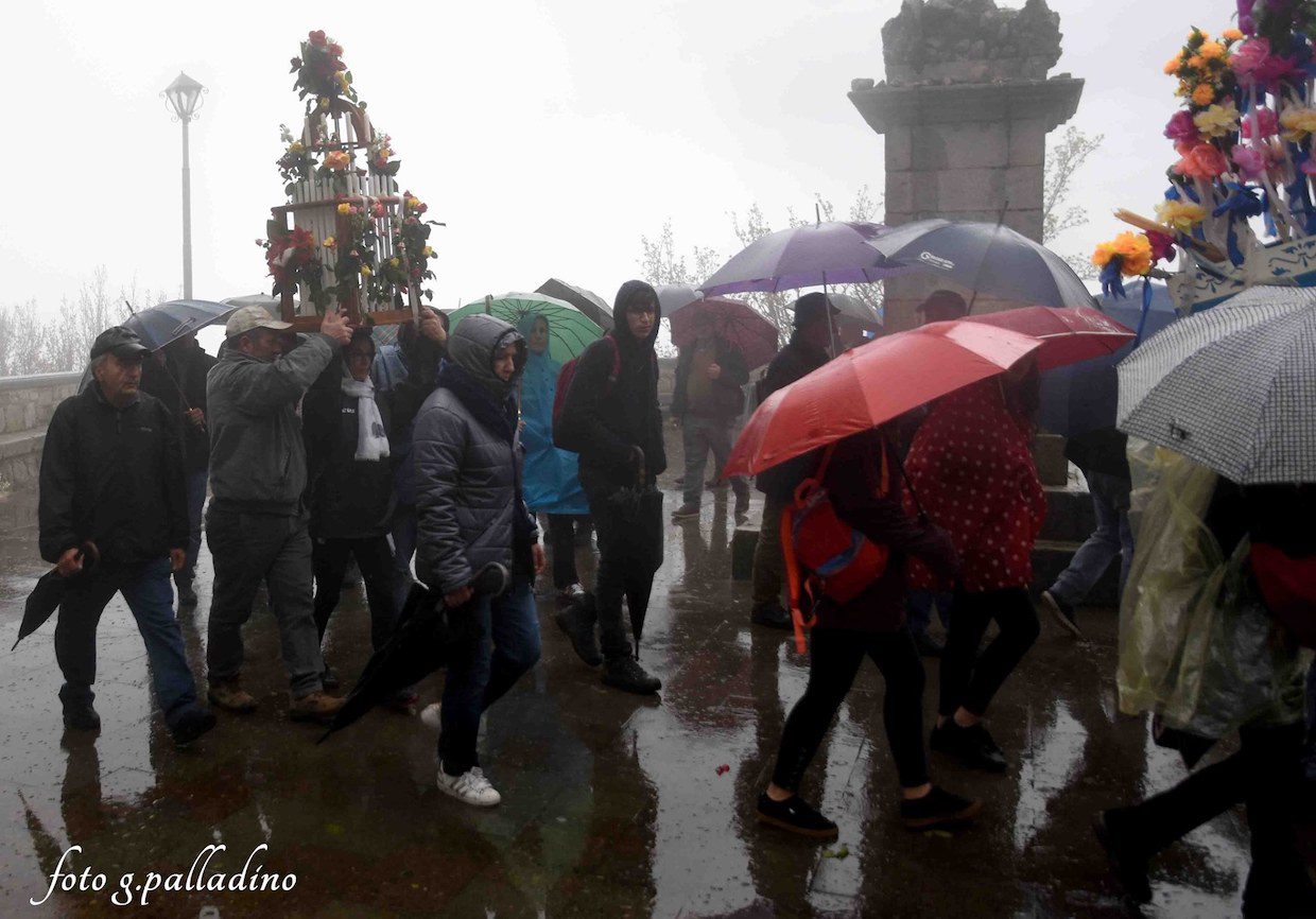 Novi Velia, pioggia e barriere non fanno paura: riaperto il Sacro Monte