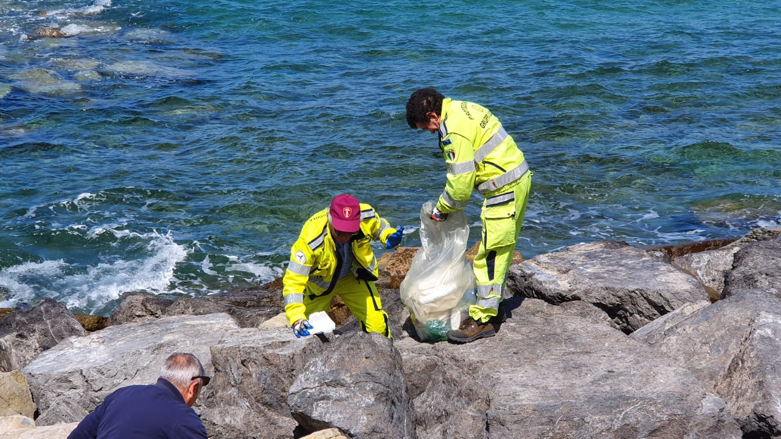 Cilento, mezzo quintale di rifiuti raccolti in riva al mare