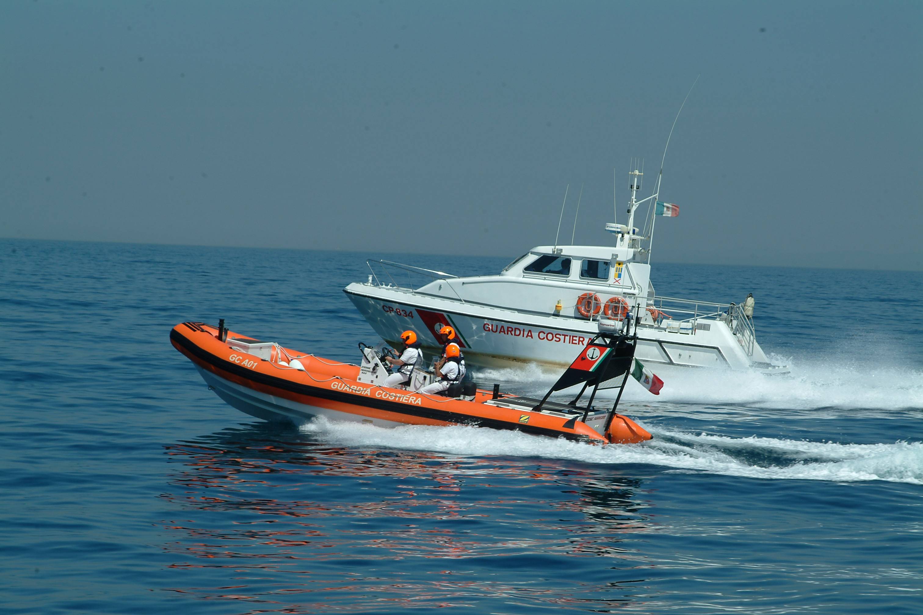 Gommone alla deriva, guardia costiera salva due persone