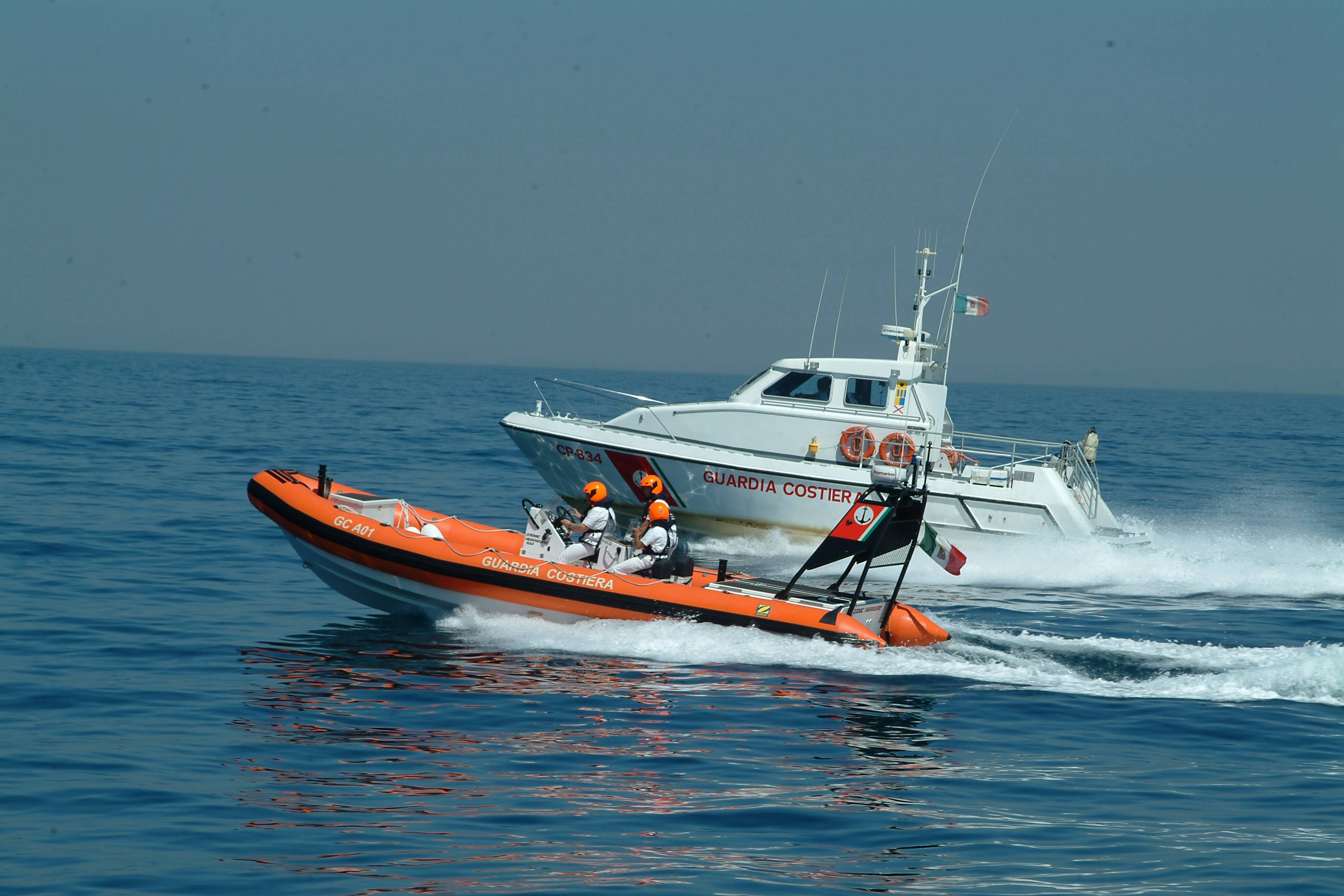 Gommone disperso in mare: è giallo. Proseguono ricerche