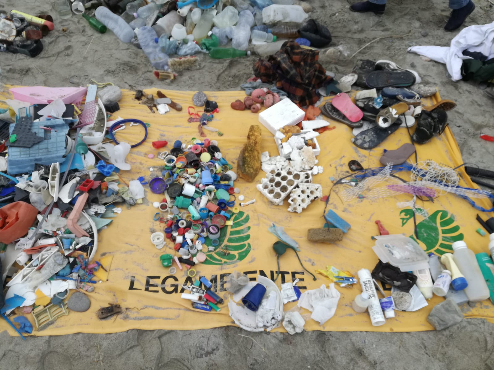 Legambiente: 647 rifiuti ogni 100 metri spiaggia. Centola e Sapri maglia nera Cilento