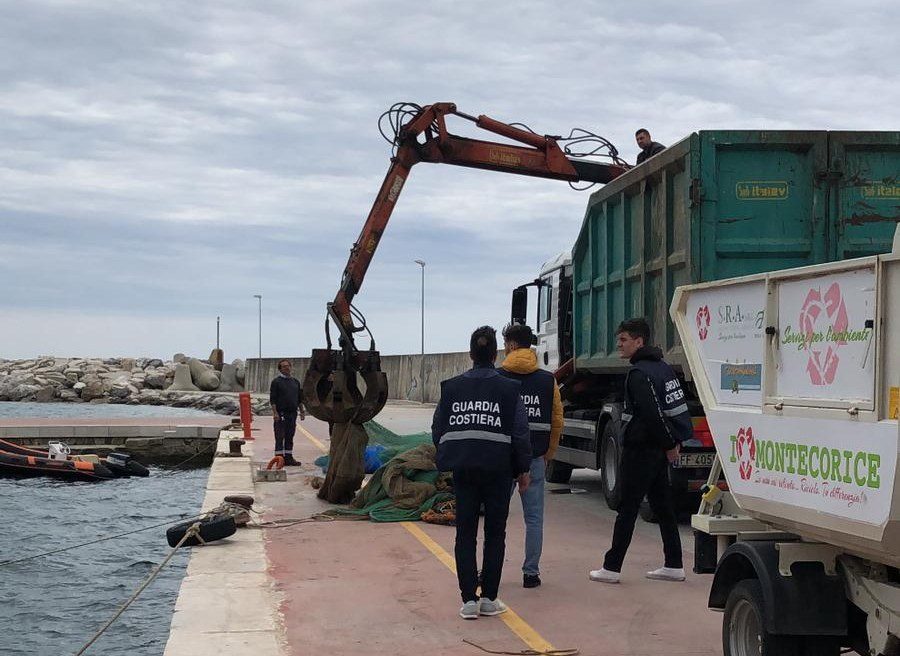 Blitz della guardia costiera al porto di Agnone Cilento: multe e sequestri
