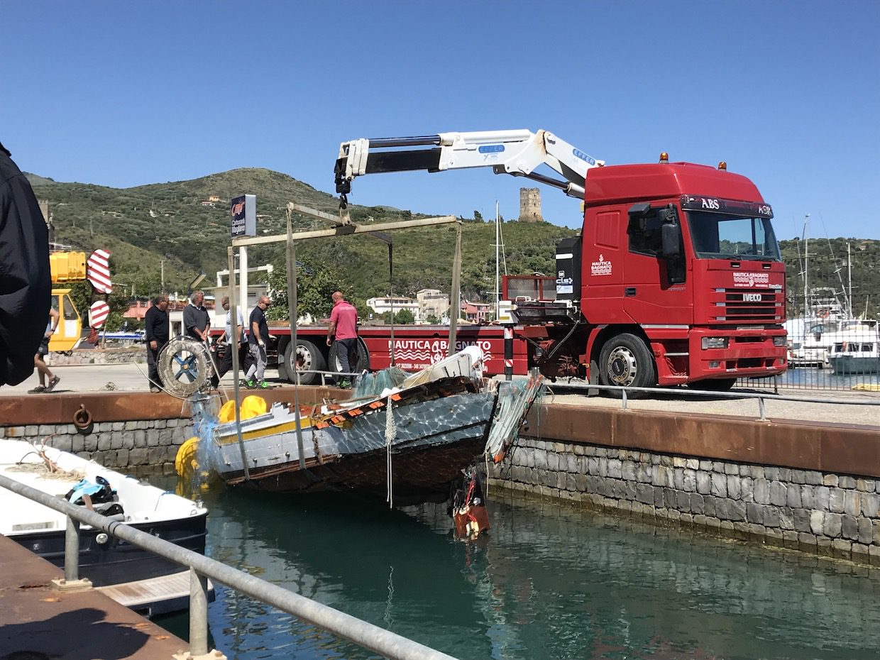 Incidente Camerota, sub e palloni sollevamento per recupero barca