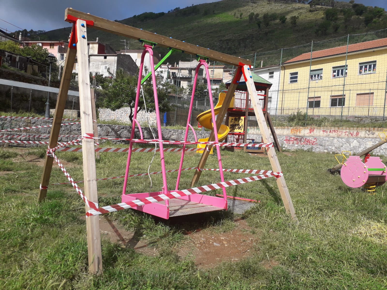 Camerota, danneggiate le giostre per i portatori di handicap