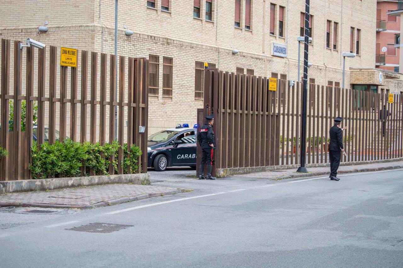 Cilento, con coltello ruba alcolici al supermercato e si barrica nel bagno: arrestato