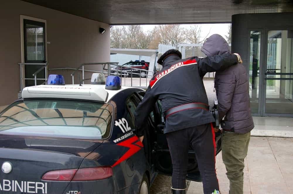 Percepiva reddito cittadinanza e spacciava cocaina: arrestato