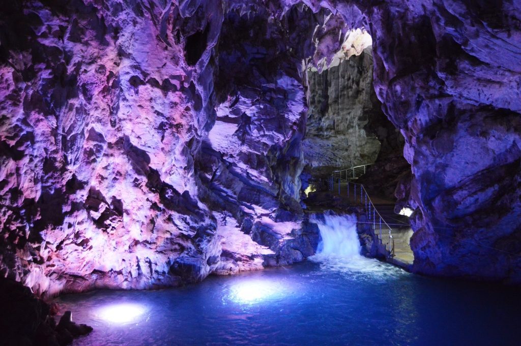 Record di ingressi alle Grotte di Pertosa Auletta, tra rafting e speleologia