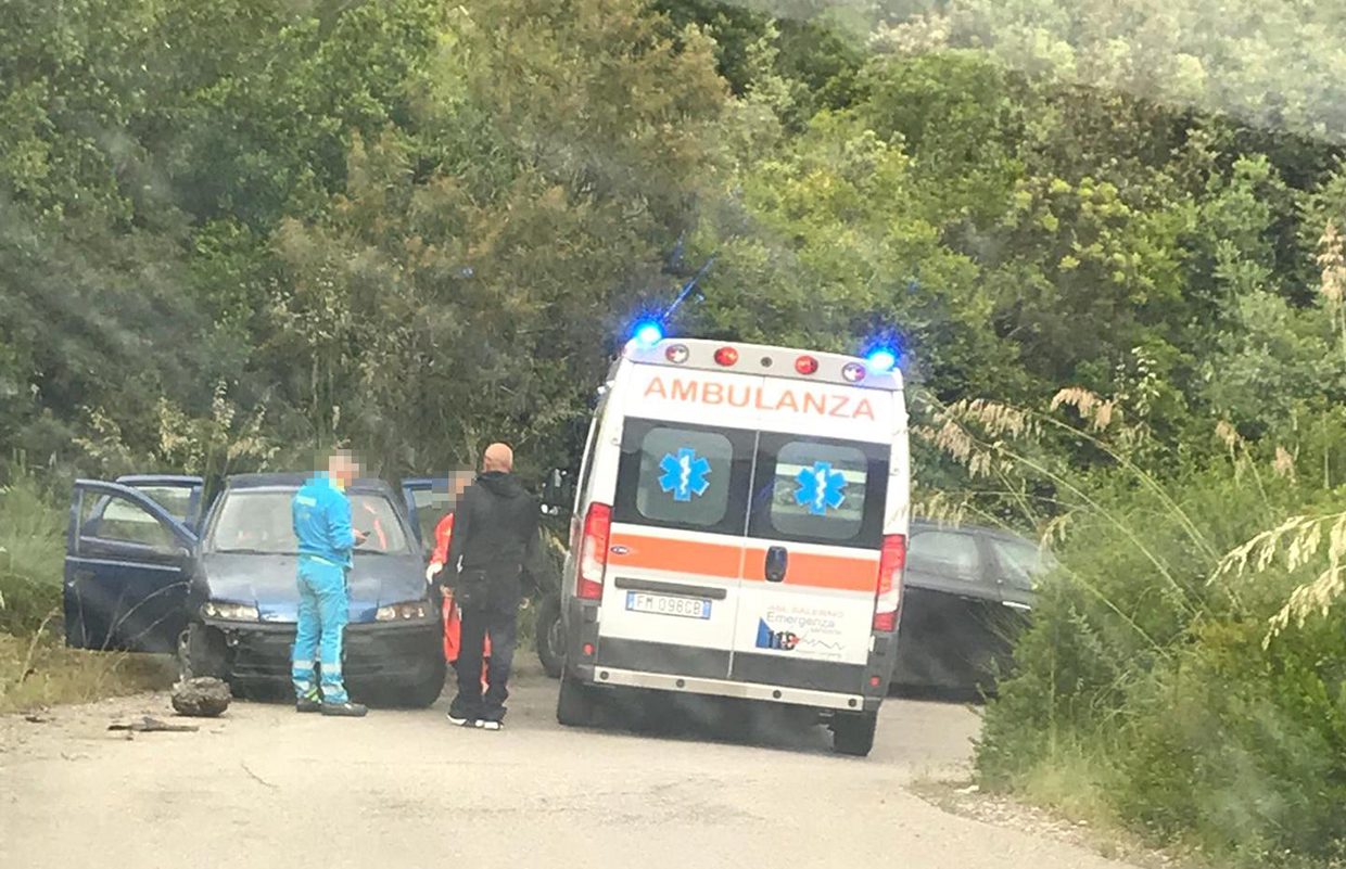 Camerota, auto finisce contro un masso: due feriti lievi