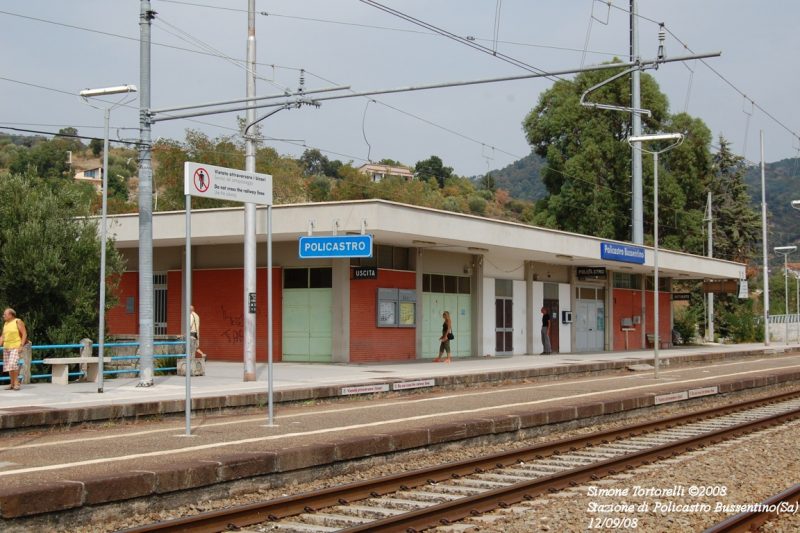 Cilento, minaccia di gettarsi sotto al treno: 62enne salvata