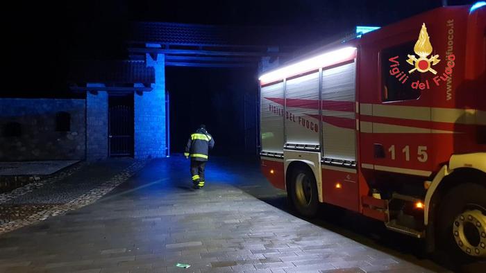 Polla, fiamme nel bagno: paura per una famiglia