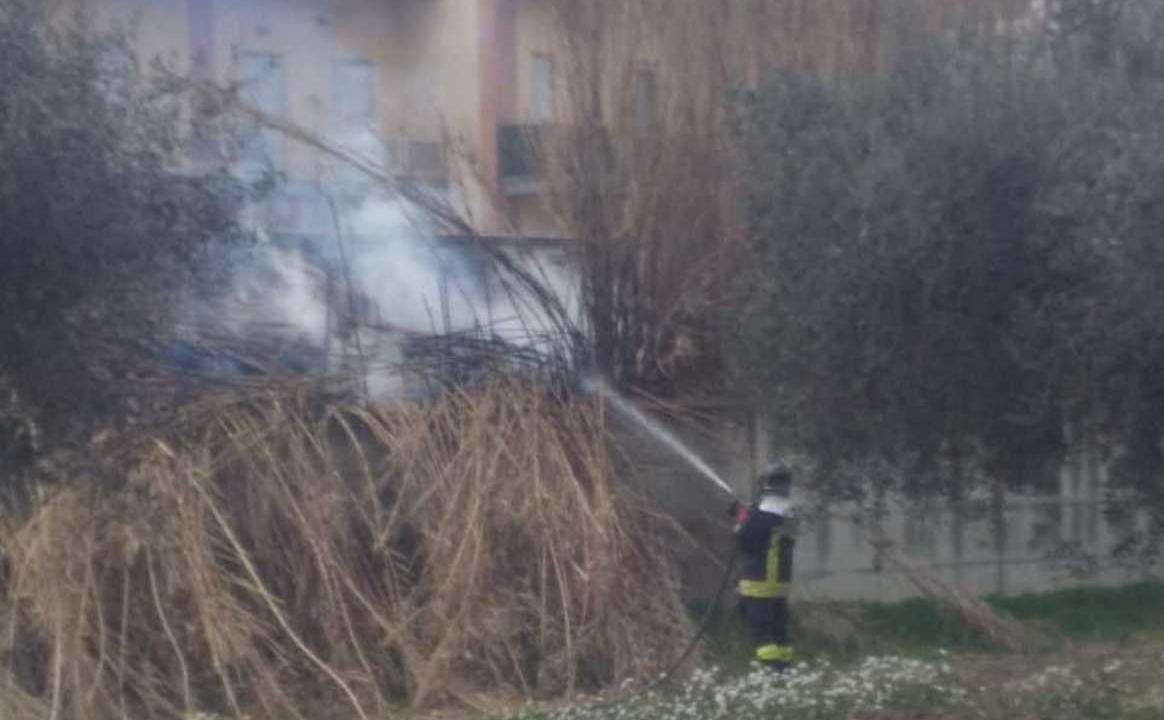 Cilento, fiamme vicino ai binari: treni bloccati