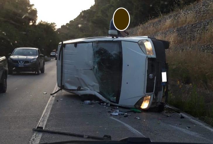 Marina di Camerota, sbanda con l’auto e si ribalta: conducente illeso