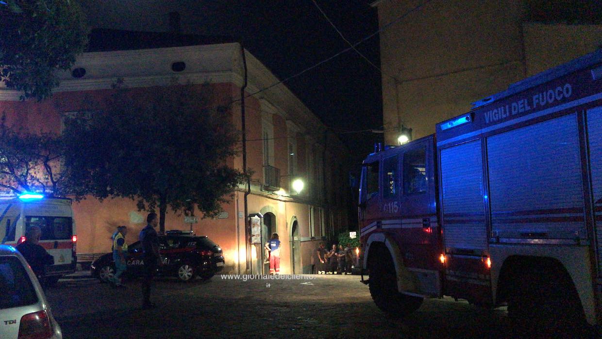 Cilento, minaccia di lanciare figlio giù: ragazzi-eroi evitano tragedia