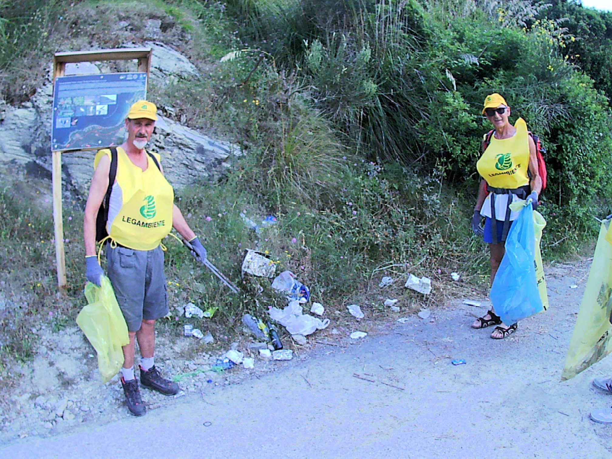 Cilento, turisti incivili: volontari ripuliscono sentiero spiaggia