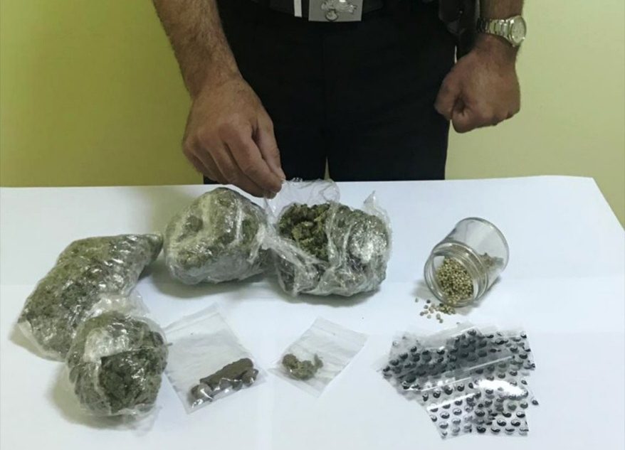 Va in giro con la droga in auto: 23enne in manette