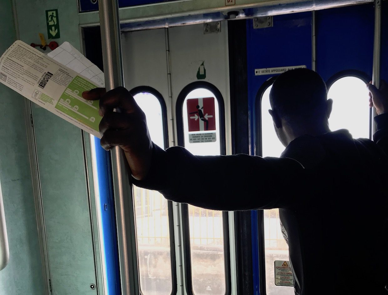 Pisciotta, senegalese senza biglietto treno: pagano due turisti