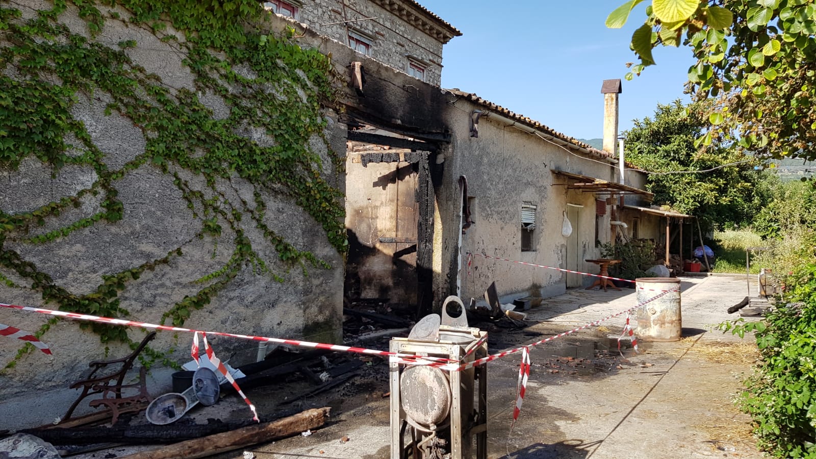 Casolare avvolto dalle fiamme: all’interno bombole gpl