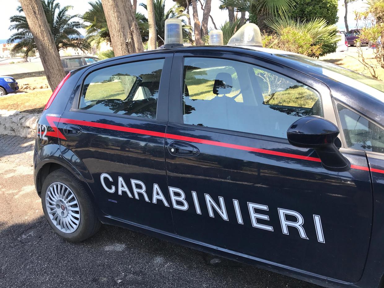 Tenta di uccidere moglie con un cavo, arrestato anziano nel salernitano