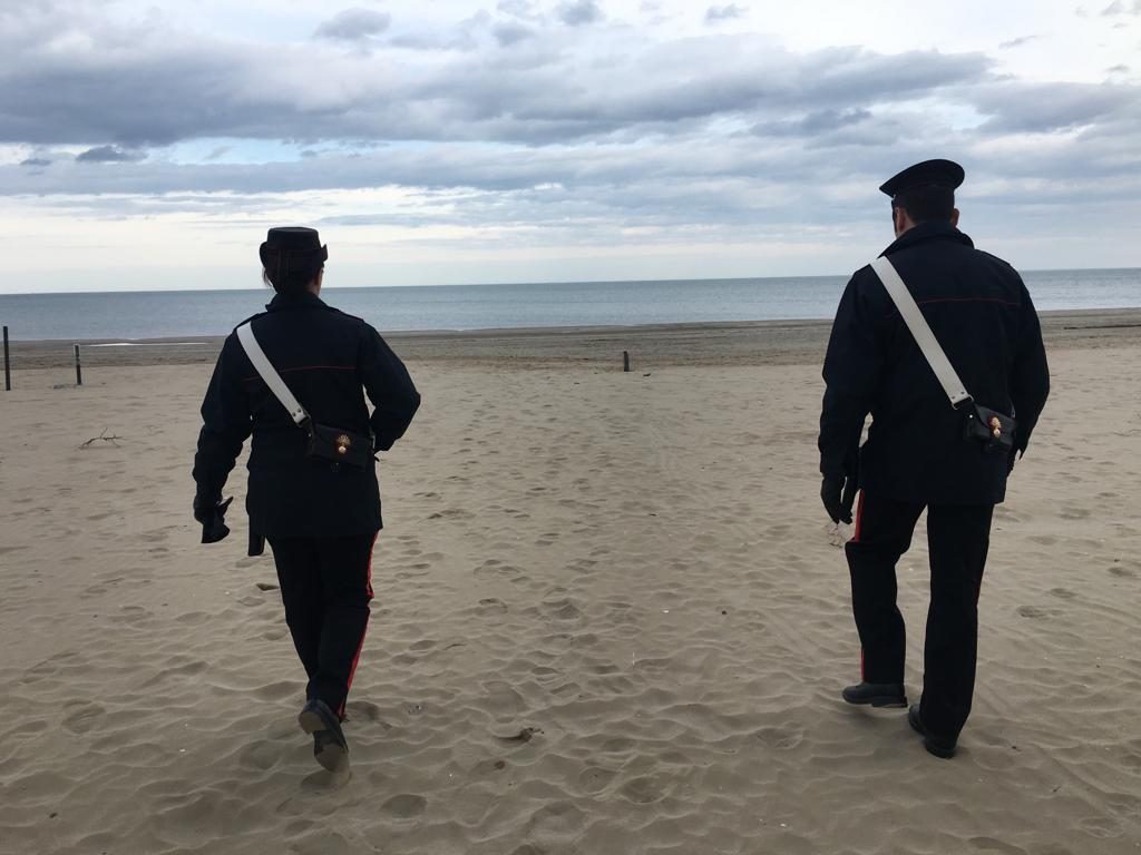 Turiste tedesche derubate in spiaggia nel salernitano