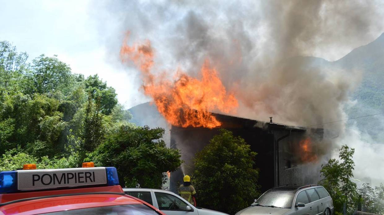 Cilento, fuga di gas: casa in fiamme. Donna ferita