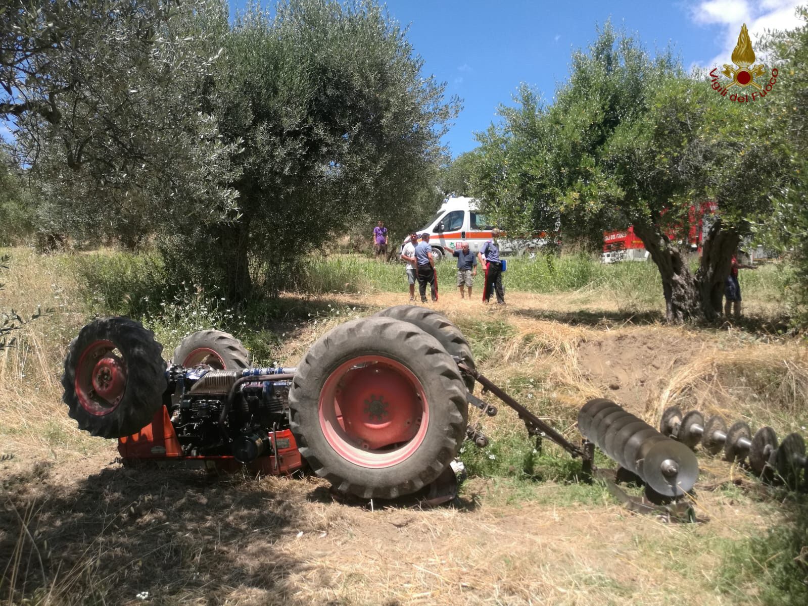 Contadino muore schiacciato dal suo trattore