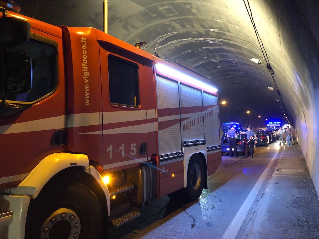 Cilentana, incidente nella galleria: 4 feriti