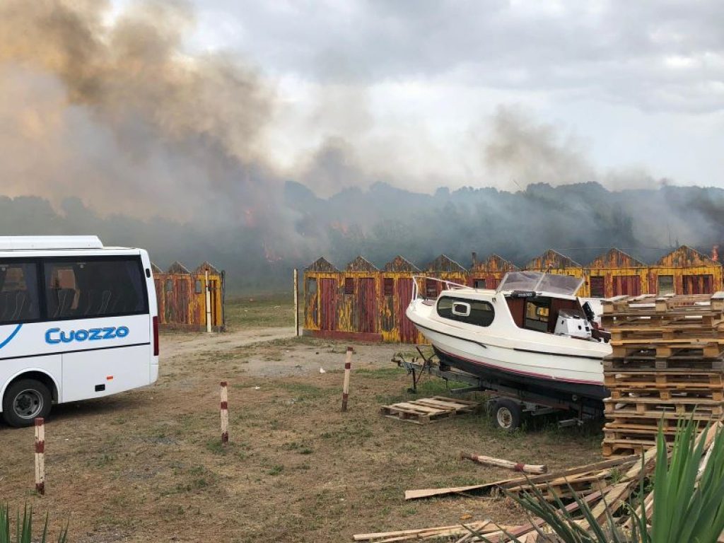 Pineta in fiamme, turisti in fuga dalle spiagge