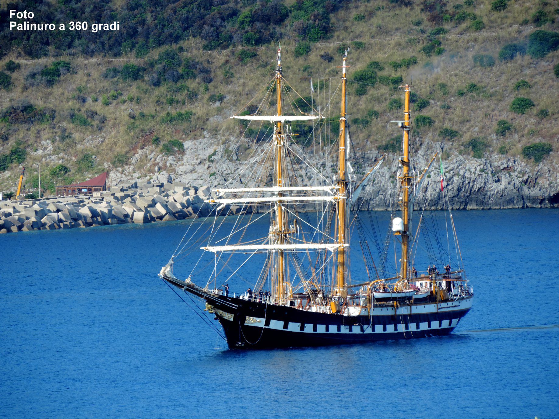 E’ arrivata a Palinuro la nave scuola della Marina Militare