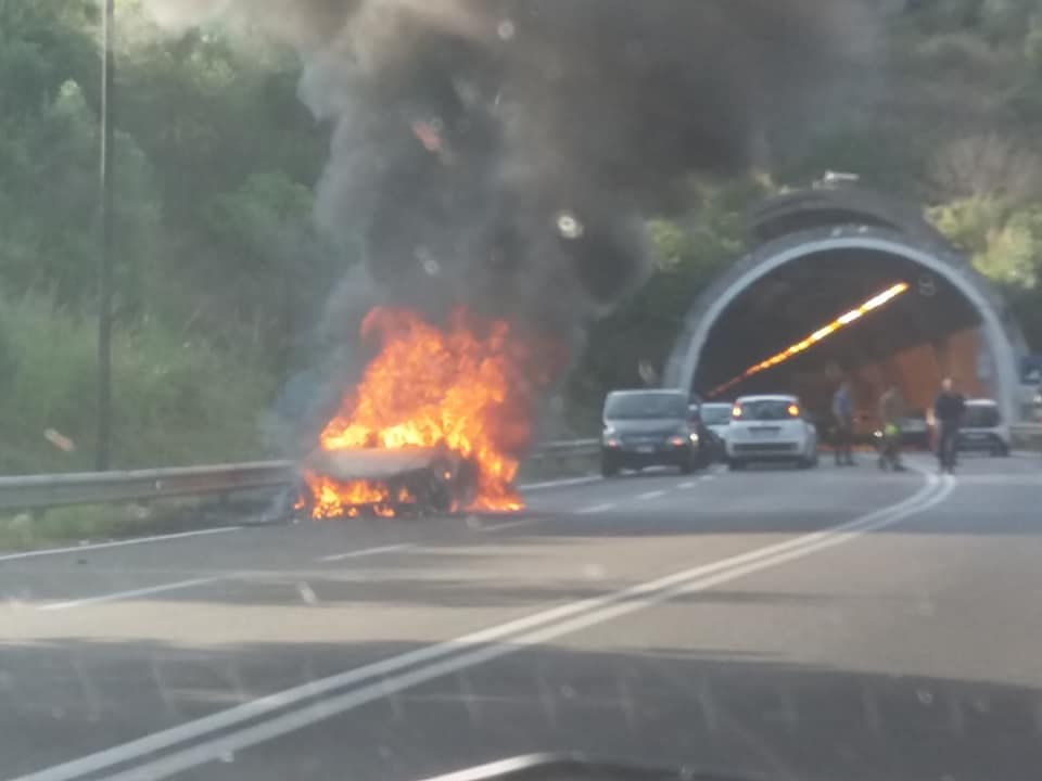 Auto in fiamme lungo la Cilentana