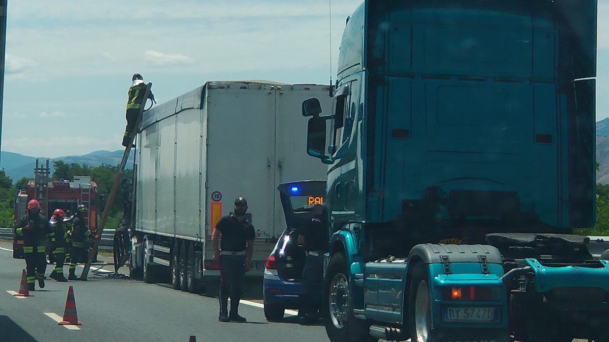 Autocarro avvolto dalle fiamme: code e disagi