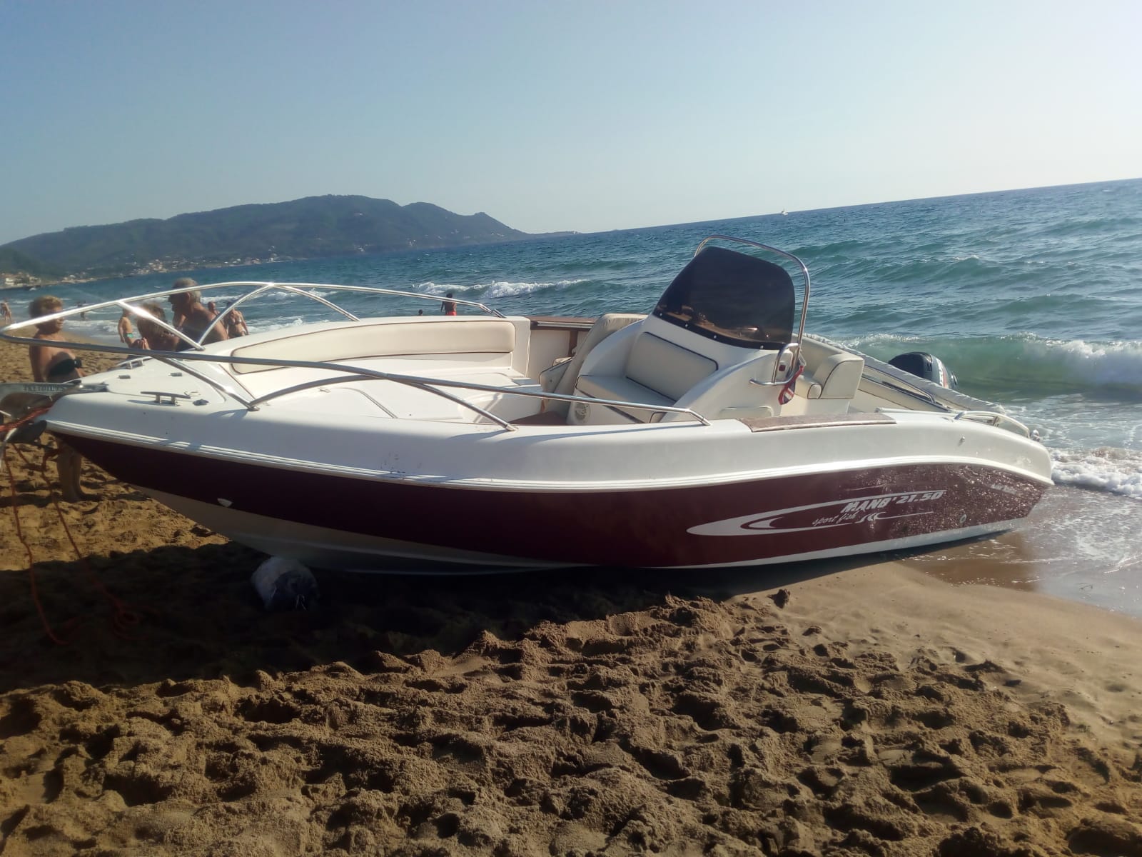 Cilento, barca senza conducente piomba sulla spiaggia