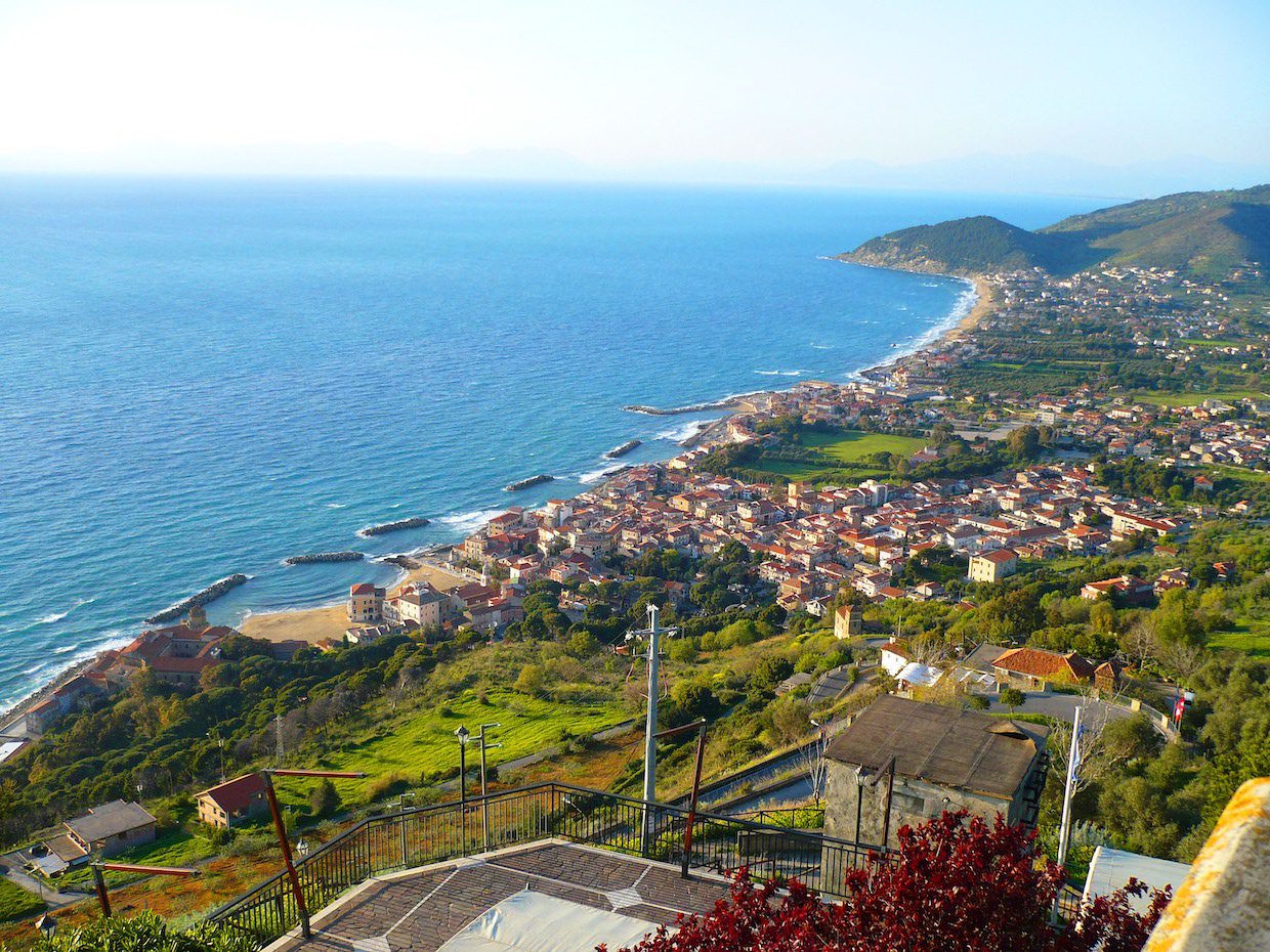 Cilento, famiglia truffata: casa vacanza non esiste. Moglie accusa malore