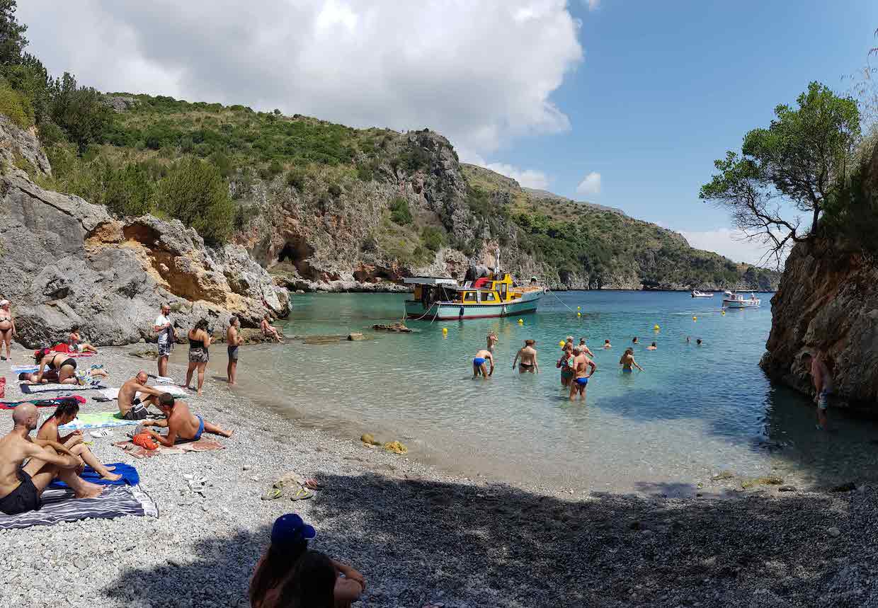 Baia Infreschi Camerota, da oggi i turisti possono restare solo un’ora in spiaggia