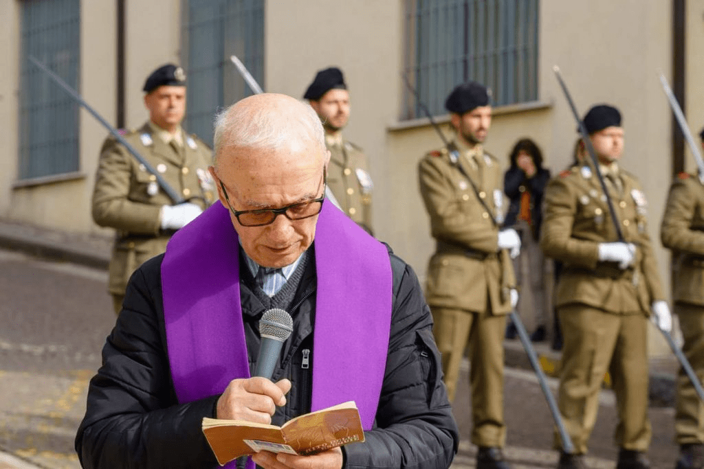 Prete al funerale: «Colpa della droga». Petizione online per cacciarlo via