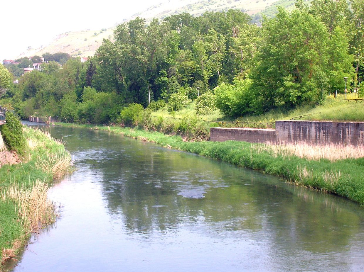 Vede una donna sola sul lungofiume: si avvicina e si masturba