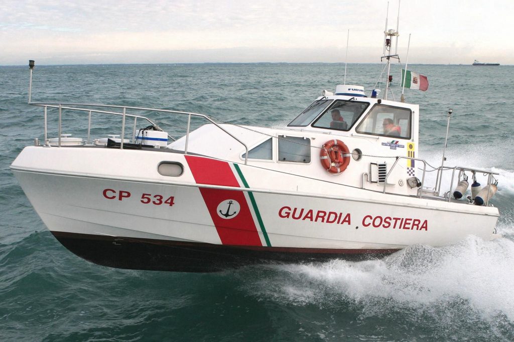 Conca dei Marini, barca affonda con alcune persone a bordo: tutti salvi