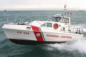 Conca dei Marini, barca affonda con alcune persone a bordo: tutti salvi