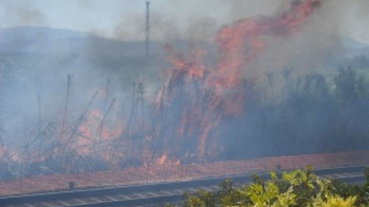 Cilento, incendio sui binari: treni bloccati