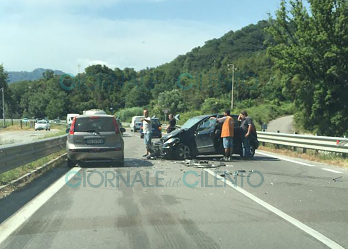 Cilento, schianto frontale: ferito un 46enne